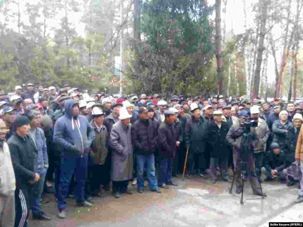 Акцияга чыккандар менен жолугушууга облус жана район жетекчилиги барды.&nbsp;