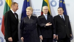 Vilnüs Sammiti (soldan) Azərbaycan prezidenti İlham Əliyev, Litva prezidenti Dalia Grybauskaite, Avropa Şurasının prezidenti Herman van Rompuy, Avropa Komissiyasının prezidenti Jose Manuel Barroso