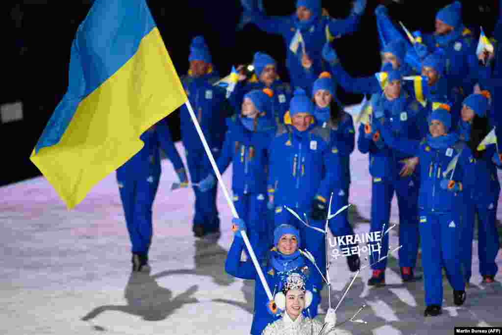 Українська збірна крокує на параді під час церемонії відкриття Олімпіади БІЛЬШЕ ПРО ЦЕ