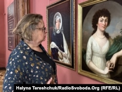 Представниця роду Дідушицьких розглядає виставку