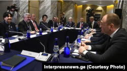 Правящая сила и оппозиция уже несколько месяцев при посредничестве послов ЕС и США пытаются отстоять каждая свою избирательную модель