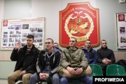 Призовники у місцевому призовному пункті перед відправкою на військову службу до російської армії, жовтень 2024-го