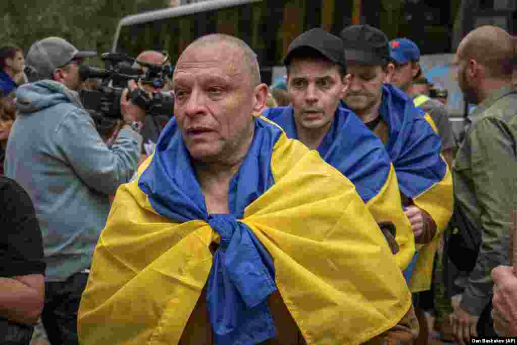 Військовополонені українці, яких вдалося звільнити 19 червня, вже вдома на своїй землі, у Чернігівській області