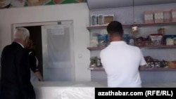 Прилавок государственного магазина, Ашхабад, апрель, 2020 