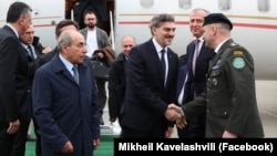 Михаил Кавелашвили (в центре) в аэропорту Баку