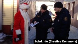 Анатоль Лябедзька ў касьцюме Дзеда Мароза раздае ўлёткі