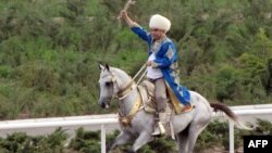 Prezident G.Berdimuhamedow Bedew baýramçylygynda tomaşaçylaryň öňünde özüniň at çapmak başarnyklaryny görkezýär. Aşgabat, 23-nji aprel, 2011.