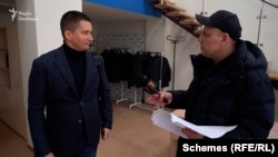 Віктор Дубовик з журналістом «Схем» Сергієм Андрушком