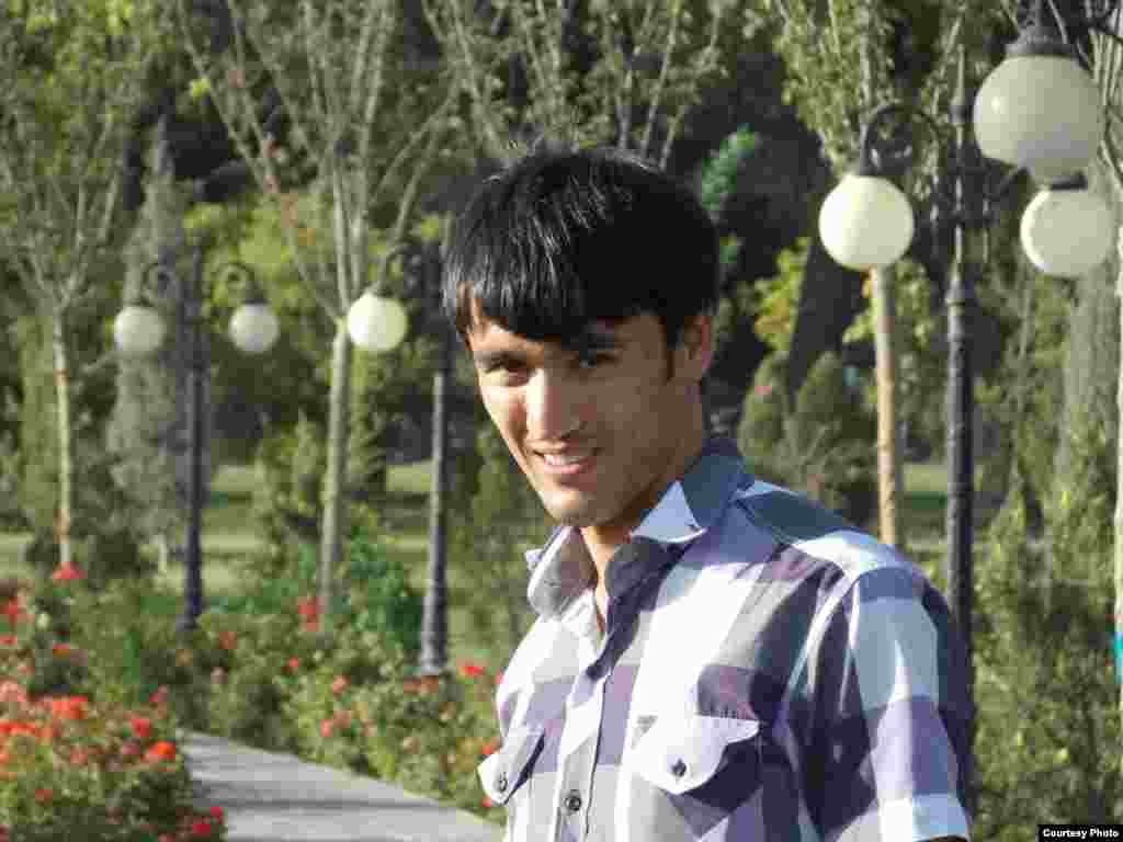 Наврӯз Раҷабов аз Қӯрғонтеппа аст ва баръакси дигар Наврӯзҳо, рӯзи 6 апрели соли 1987 ба дунё омадааст ва волидонаш, &ldquo;педагогҳои замони шӯравӣ&quot; Наврӯзаш ном ниҳоданд.&nbsp; Ӯ мегӯяд: &laquo;Номам ба худам маъқул, на фақат барои он ки ин ном ифодагари тоҷик буданам ва яке аз идҳои бузурги халқамон ҳаст, аммо ин ном аз ҷиҳати динамон на он қадар хуб аст. Иншоаллоҳ номи Абдулло ва ё Абдураҳимро низ қабул кунам! Ин маънои онро надорад ки ман аз номи худам даст мекашам. Албатта Наврӯзро ҷашн мегирем. Дар Тоҷикистон ҳамин қадар иди хуб мондааст, ба истиснои Иди Қурбон ва Рамазон. Шашуми апрел ба 27 қадам мегузорам. Наврӯз устоди варзиш дар &laquo;паркур&raquo;, як равияи нав дар варзиш аст ва дар як ширкати провайдери мобилӣ ва Интернет кор мекунад. Дар &quot;В Контаке&quot; хонаи маҷозӣ дорад. 