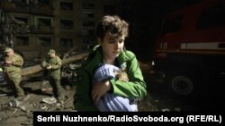 Одразу після удару: ексклюзивні фото наслідків обстрілу Києва від Радіо Свобода (фоторепортаж)