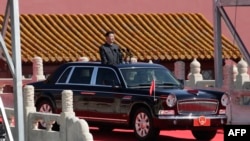 Си Цзиньпин принимает военный парад в Пекине. 2015 год