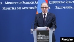 Министр иностранных дел Армении Ара Айвазян на совместной пресс-конференции с главой МИД Литвы Габриелюсом Ландсбергисом, Ереван, 26 апреля 2021 г.