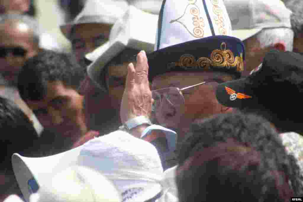 Митинг учурунда СДП  депутаттары Петровка окуясы боюнча түзүлгөн комиссияга кирүүдөн баш тартканын жарыялашты. - Kyrgyzstan -- Kyrgyz Lawmakers to Discuss the Cause of the Inter-Ethnic Tensions in the Town of Petrovka,30april2009