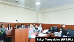 Первое заседание суда по рассмотрению иска Азимжана Аскарова против правительства Кыргызстана. 1 июня 2020 года. 