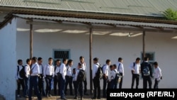 Школьники на автобусной остановке на юге Казахстана. Иллюстративное фото.