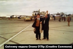 Ігор Качуровський (ліворуч) по прильоті до Мюнхена. 13 квітня 1969 року