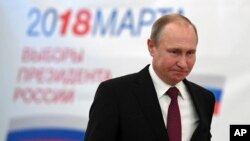 Президент России и кандидат в президенты Владимир Путин на избирательном участке в Москве. 18 марта 2018 года.