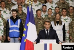 Președintele Franței, Emmanuel Macron, prezintă un nou serviciu militar național la baza militară din Varces, Alpii Francezi, 27 noiembrie 2025.