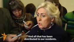 Slowýansk şäheriniň häkimi ýaragly separatistleriň ýerli ýaşaýjylara ýarag berendigini aýdýar