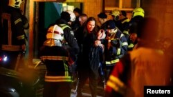 Рятувальники на місці російського удару в Києві, 25 листопада 2025 року