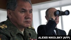 Министр обороны России Сергей Шойгу и президент России Владимир Путин (справа)
