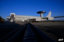 Самолет воздушного наблюдения AWACS (системы воздушного предупреждения и управления) НАТО на взлетной полосе во время инспекционной проверки перед полетом над воздушным пространством Польши в рамках новой миссии альянса Eastern Sentry. 19 сентября 2025 года