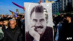 Раніше лідер PKK Абдулла Оджалан, який перебуває в турецькій в’язниці, закликав до саморозпуску організації (на фото: його прихильники в Діярбакирі, південно-східна Туреччина, лютий 2025 року)