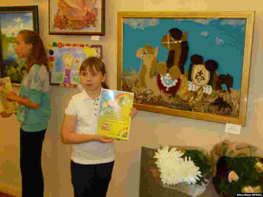 Коллаж &laquo;Верблюд&raquo; вызвал большой интерес у посетителей выставки. На его фоне фотографировались многие. Рядом с этой работой &mdash; ее автор Диана Луценкова.&nbsp;