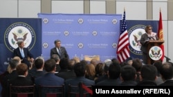 Тышкы иштер министри Эрлан Абдылдаев (ортодо), АКШ мамкатчысы Жон Керри жана АКШнын Кыргызстандагы элчиси Шейла Гуолтни. Бишкек, 31-октябрь