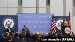 Эрлан Абдылдаев с госсекретарем США Джоном Керри, Бишкек.