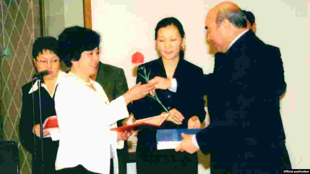 Бүбүкан Досалиева мурдагы президент Аскар Акаевдин колунан гүл алып жаткан кези.&nbsp;