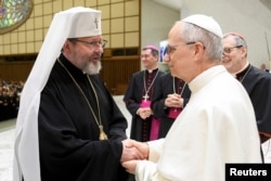 Папа Леў XIV паціскае руку Сьвятаславу Шаўчуку, галаве Ўкраінскай грэка-каталіцкай Царквы (УГКЦ), падчас удзелу ў Юбілеі Ўсходніх цэркваў у зале Паўла VI у Ватыкане, 14 траўня 2025 году