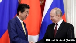 Премьер-министр Японии Синдзо Абэ и президент России Владимир Путин на совместной пресс-конференции по итогам встречи в Кремле, 22 января 2019 года 