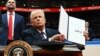 АКШ президенти Дональд Трамп жарлыктарга кол коюп жатат.  Capital One Arena. 20-январь, 2025-жыл.