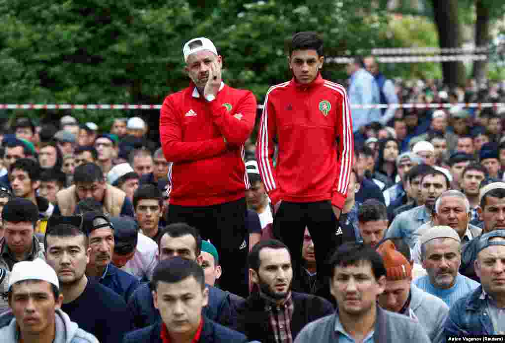 Болельщики сборной Марокко по футболу на утренней молитве. Санкт-Петербург, 15 июня 2018 года.