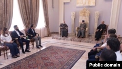 «Մեր ձևով» շարժման անդամները Մայր Աթոռ Սուրբ Էջմիածնում, 30-ը օգոստոսի, 2025թ.