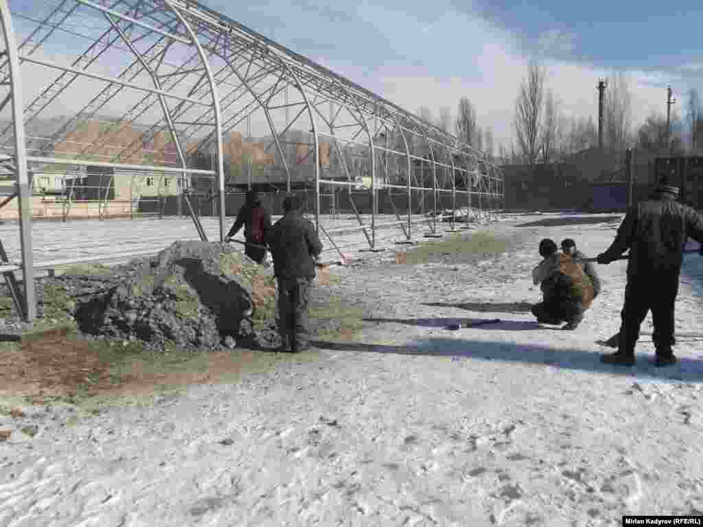 Учурда аянтчаны куроо иштери аяктады. Курулуштун кара жумуш иштерине жергиликтүүлөр тартылган.