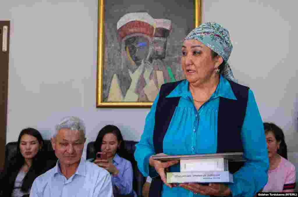 Сынакка эмгек миграциясында жүргөн мекендештер дагы активдүү катышты. Сыйлыкты алардын Бишкектеги жакындары келип алды.