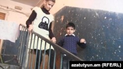 Անուշը յոթամյա որդու օգնությամբ է միայն կարողանում տանից դուրս գալ և քայլել 