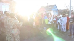 Як вертеп жителів села на Донеччині зустрівся із вертепом українських військових (відео)