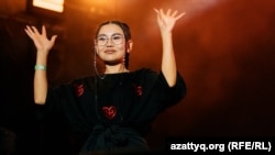 Айдана Жапарова из Казахстана переводит фесты и концерты на жестовый язык для слабослышащих 