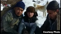 Застрелившие волка охотники.