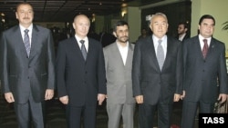 2007-жылы Каспий саммити Тегеранда өткөн. Махмуд Ахмединежад (ортодо) быйыл саммитке келбейт