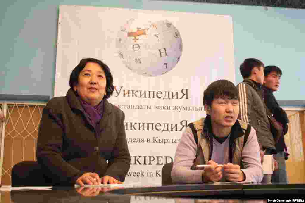 Ала-Тоодогу эстен кеткис Википедия жумалыгы (28.3.-03.4.2011.)  No 1. - Тажрыйба алмашуу жыйынынын катышуучулары Жусуп Баласагын атындагы Кыргыз Улуттук Университетинде кыргызча Википедияга арналган баяндаманы угууда. Бишкек. 31.3.2011.