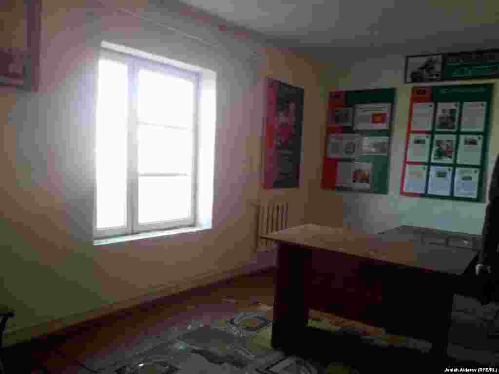 Жаңжалдын чыгышына эмне себеп болгону азырынча белгисиз. Жергиликтүү бийлик өкүлдөрү эки&nbsp; тараптуу сүйлөшүү жүргүзүп жатат.