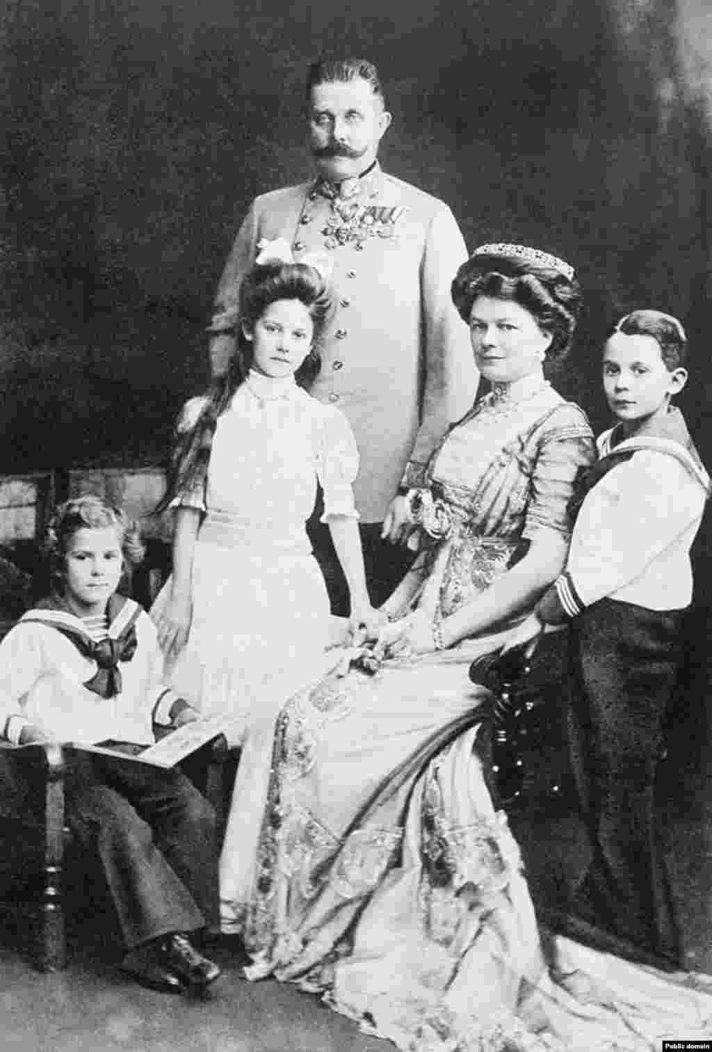 Франц Фердинанд җәмәгате һәм өч баласы белән 1910 елда. 1914 елның 28 июнендә ул җәмәгате белән Сараеводагы Австрия-Маҗар гаскәрләрен тикшерергә тиеш була. Бу көн аларның берничә ел элек өйләнешкән көненә туры килә.