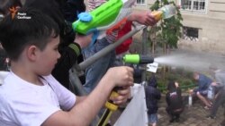 Львів’яни обливалися водою у «поливаний понеділок» (відео)