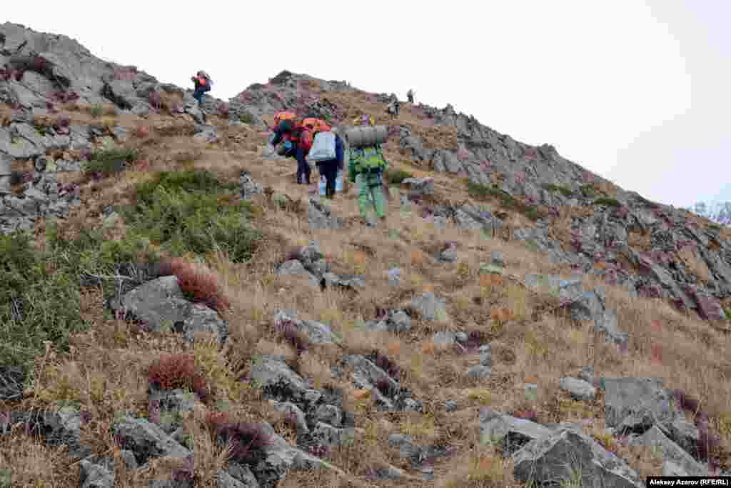 Большая часть пути проходит строго по гребню, разделяющему разные ущелья. Местами подъем крут и есть несколько узких каменистых участков, на которых необходима максимальная внимательность при прохождении.