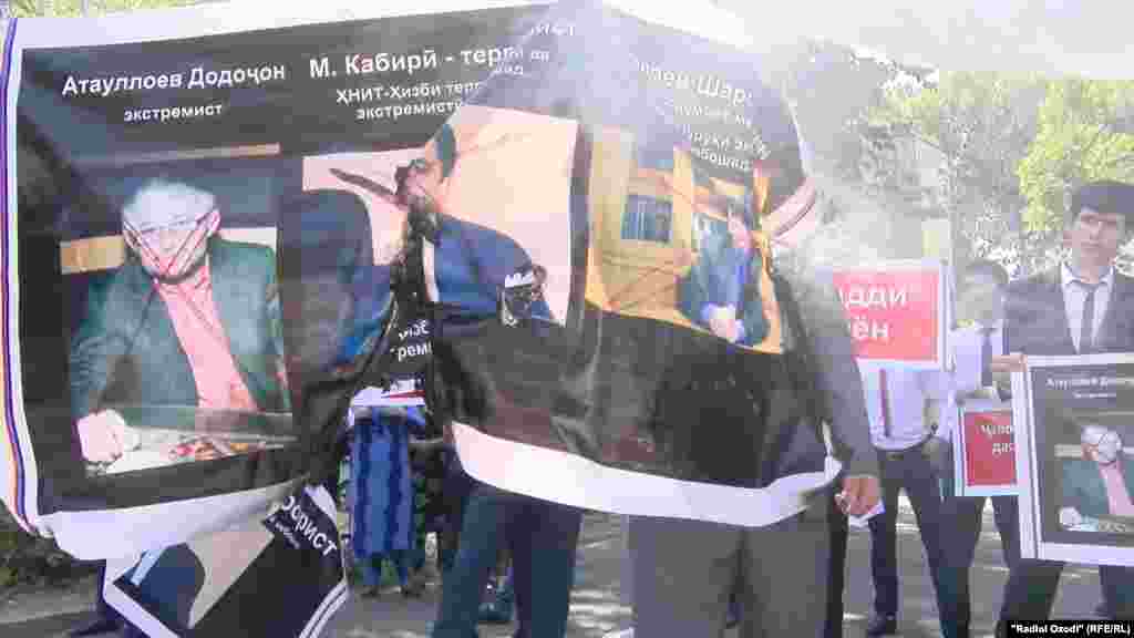 Тазоҳургарон дар даст аксҳои Муҳиддин Кабирӣ, Додоҷони Атовулло ва дигар мухолифони давлатро доштанд.