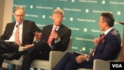 Вільям Тейлор (в центрі)